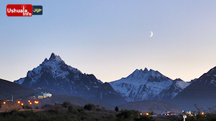 05:48 hs. Media luna sobre el Monte Cinco Hermanos en el amanecer