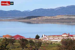 13:26 hs. Las aguas de la Bahía Ushuaia yacen calmas