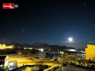 19:46 hs. La luna azul desde Ushuaia