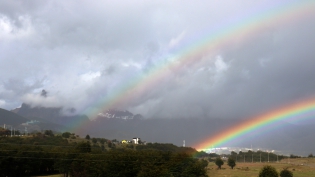 17:43 hs. Luego de una breve lluvia un arcoiris doble se proyecta en el cielo fueguino