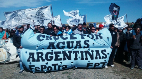 Se realizó la caravana reclamando el cruce por aguas argentinas