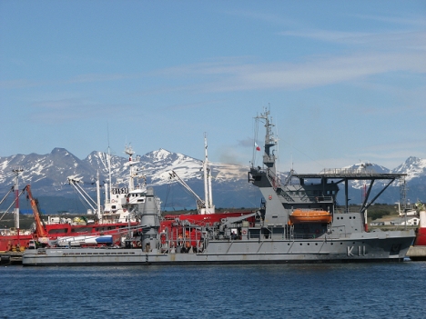 El navio de salvamento submarino NSS Felinto Perry se encuentra haciendo una escala operativa en Ushuaia