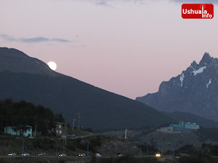 22:10 hs. La luna asoma tímidamente a la par del Monte Olivia