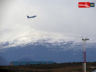 15:04 hs. Un avión de Aerolíneas Argentinas despega del Aeropuerto Internacional Malvinas Argentinas