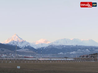 17:17 hs. los rayos de sol sobrevuelan la ciudad