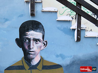 17:43 hs. La nieve corona la imagen del Petiso Orejudo en el mural de Alejandro Abt