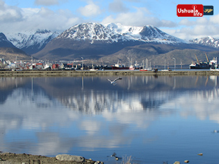 16:26 hs. La cadena montañosa se refleja en la Bahía Encerrada