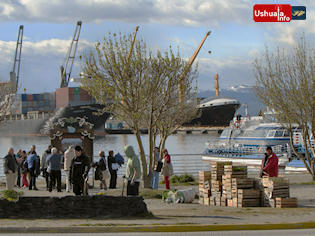 10:03 hs. Realizando tareas de jardinería en el Paseo Costero 