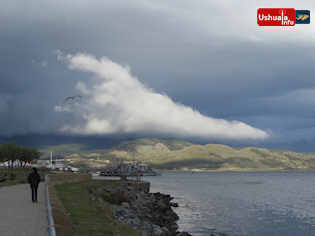 19:47 hs. Luces y sombras en la Bahía Ushuaia