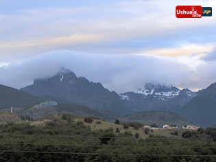 21:55 hs. Una nube cubre las cimas del Olivia y el Cinco Hermanos