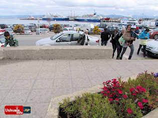 18:11 hs. Cruceros, automóviles y flores en la costanera de la ciudad