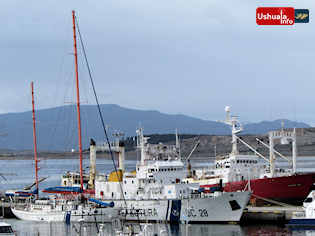 10:15 hs. El motovelero oceanográfico Dr. Bernardo Houssay en el muelle de Ushuaia