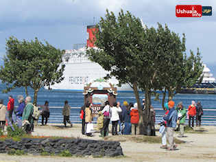 15:41 hs. Cruceristas y otros turistas coinciden en el Paseo Costero