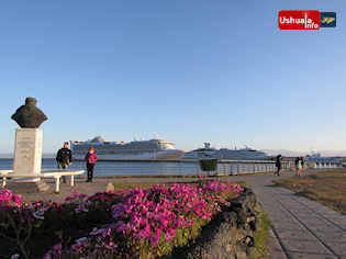 20:27 hs. Grandes cruceros en el muelle de Ushuaia