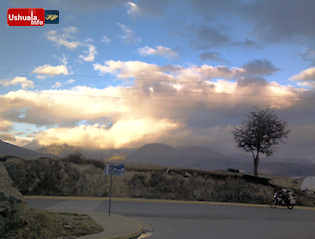 19:52 hs. El sol ilumina las nubes al caer la tarde en Ushuaia