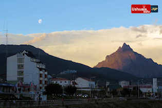 20:04 hs. Luna y Sol en el atardecer fueguino