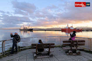 20:06 hs. Captando la magia del atardecer en el paseo costero