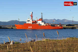 08:17 hs. El buque español Hespérides amarrado en Ushuaia tras concluir su campaña antártica