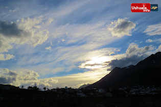 18:56 hs. El sol se va ocultando tras los montes martiales