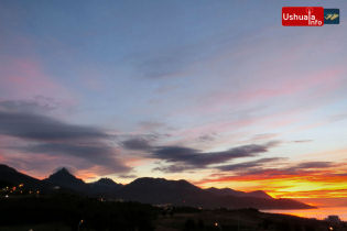 06:57 hs. El cielo se enciende al amanecer