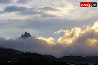 07:59 hs. Entre las nubes asoma la cima del Monte Olivia