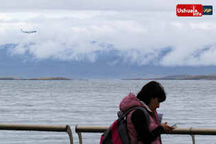 14:10 hs.  El vuelo 1852 de Aerolíneas Argentinas a punto de aterrizar en Ushuaia
