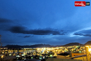 20:11 hs. el cielo azul del anochecer