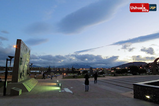 19:37 hs. Monumento a los Caídos en las Islas Malvinas