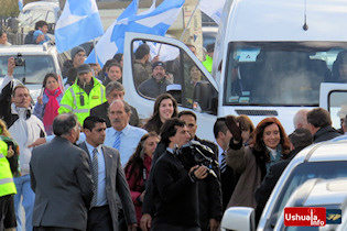 13:29 hs. La presidente Cristina Fernández arriba al Polivalente