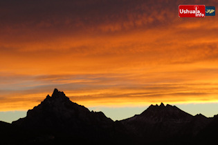 08:14 hs. Cielo encendido en el amanecer