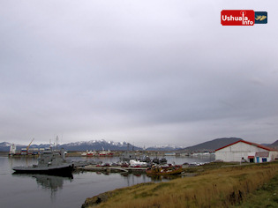 13:48 hs. El muelle de la Base Naval