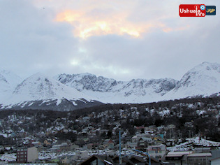 18:41 hs. La ciudad al pie de las cimas nevadas