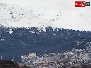 18:43 hs. Ushuaia entre montañas