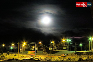 19:58 hs. La luna llena sobre la Bahía Encerrada