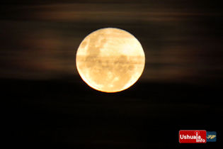 19:09 hs. La luna azul sobre el Canal Beagle