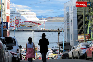 18:59 hs. Nos visita el crucero Norwegian Sun