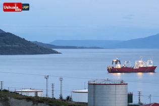 22:18 hs. Un pesquero hace base en la rada de Ushuaia