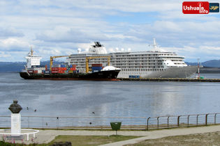 16:11 hs. El crucero The World en el Puerto de Ushuaia