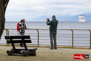 19:57 hs. Dos grandes cruceros zarpan desde Ushuaia