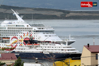 10:33 hs. Los cruceros se confunden con los edificios de la ciudad