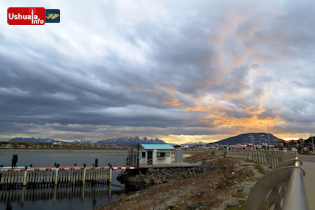 20:55 hs. Atardecer sobre el muelle del Club Náutico