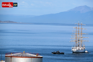 16:42 hs. La Fragata Libertad en Ushuaia