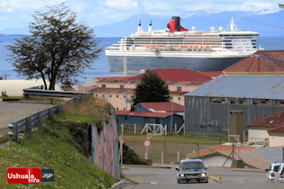 10:56 hs. El Queen Mary 2 asoma por detrás del antiguo Presidio