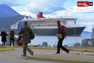 11:03 hs. El Queen Mary 2 en la rada de Ushuaia