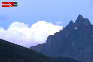 20:13 hs. Un retazo de nieve permanece cerca de la cima del Olivia