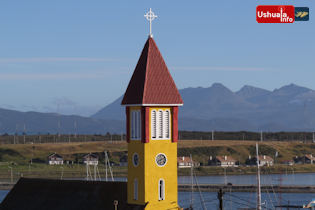 18:28 hs. La torre de la iglesia luce sus nuevos colores