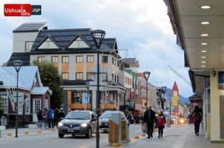 20:10 hs. Centro comercial de Ushuaia