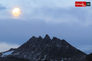 19:38 hs. La luna se abre paso