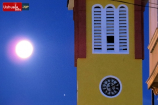 20:11 hs. La luna y Júpiter a un lado de la torre de la Iglesia