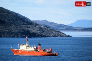 13:01 hs. El ARA Puerto Deseado en Bahía Ushuaia